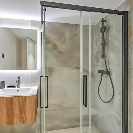 Luxurious And Air-conditioned - Opera *